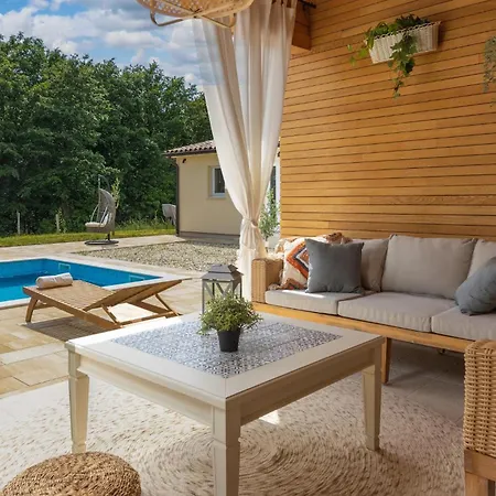 4 Bedroom Lovely In Pusti