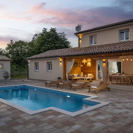 4 Bedroom Lovely In Pusti Holiday home Peresiji