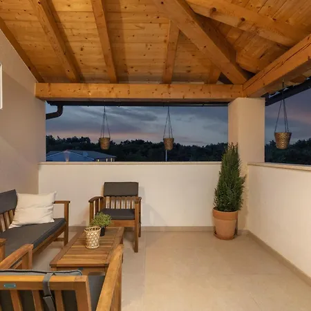 4 Bedroom Lovely In Pusti * Peresiji