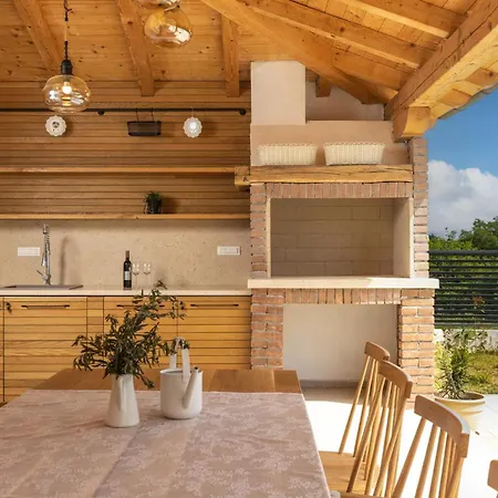 4 Bedroom Lovely In Pusti * Peresiji