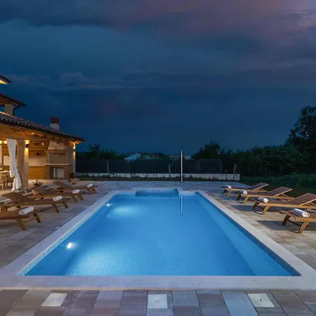 4 Bedroom Lovely In Pusti *