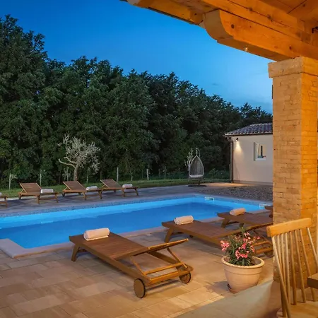 Holiday home 4 Bedroom Lovely In Pusti *