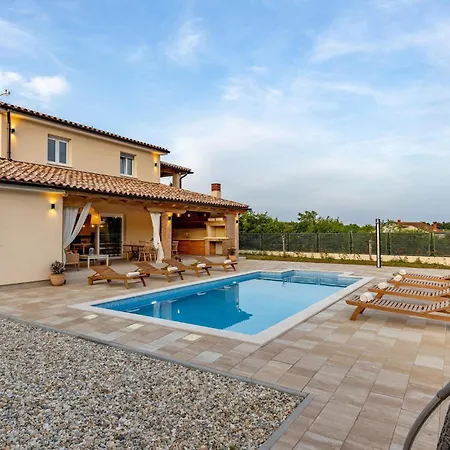 4 Bedroom Lovely In Pusti Holiday home Peresiji