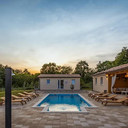 4 Bedroom Lovely In Pusti