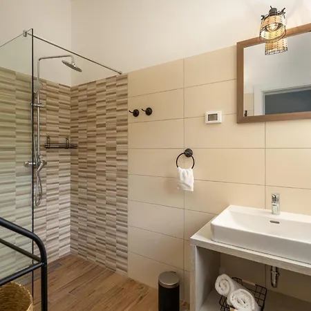 4 Bedroom Lovely In Pusti Holiday home *