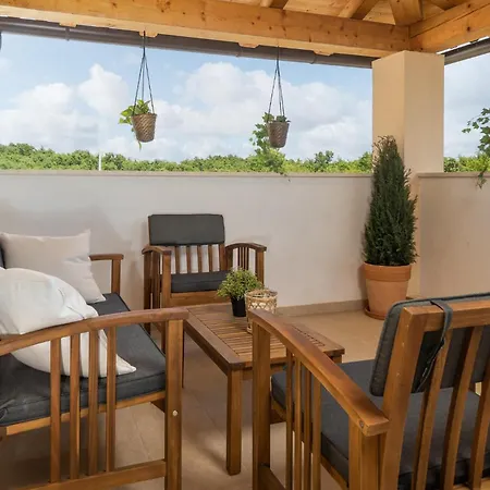 4 Bedroom Lovely In Pusti *