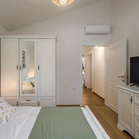 Holiday home 4 Bedroom Lovely In Pusti Peresiji