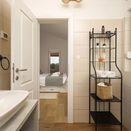 Holiday home 4 Bedroom Lovely In Pusti Peresiji