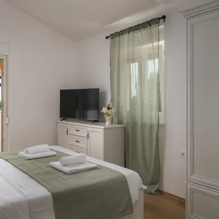 4 Bedroom Lovely In Pusti