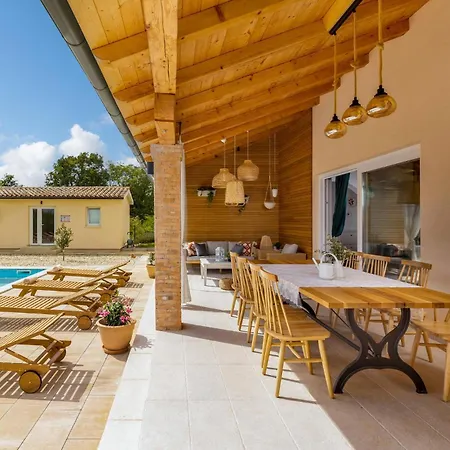 בית נופש 4 Bedroom Lovely In Pusti *