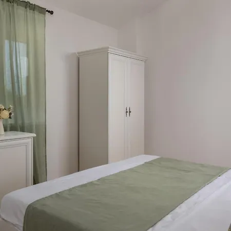 בית נופש 4 Bedroom Lovely In Pusti *