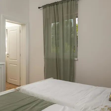 4 Bedroom Lovely In Pusti Peresiji