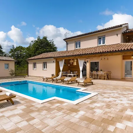 בית נופש 4 Bedroom Lovely In Pusti Peresiji